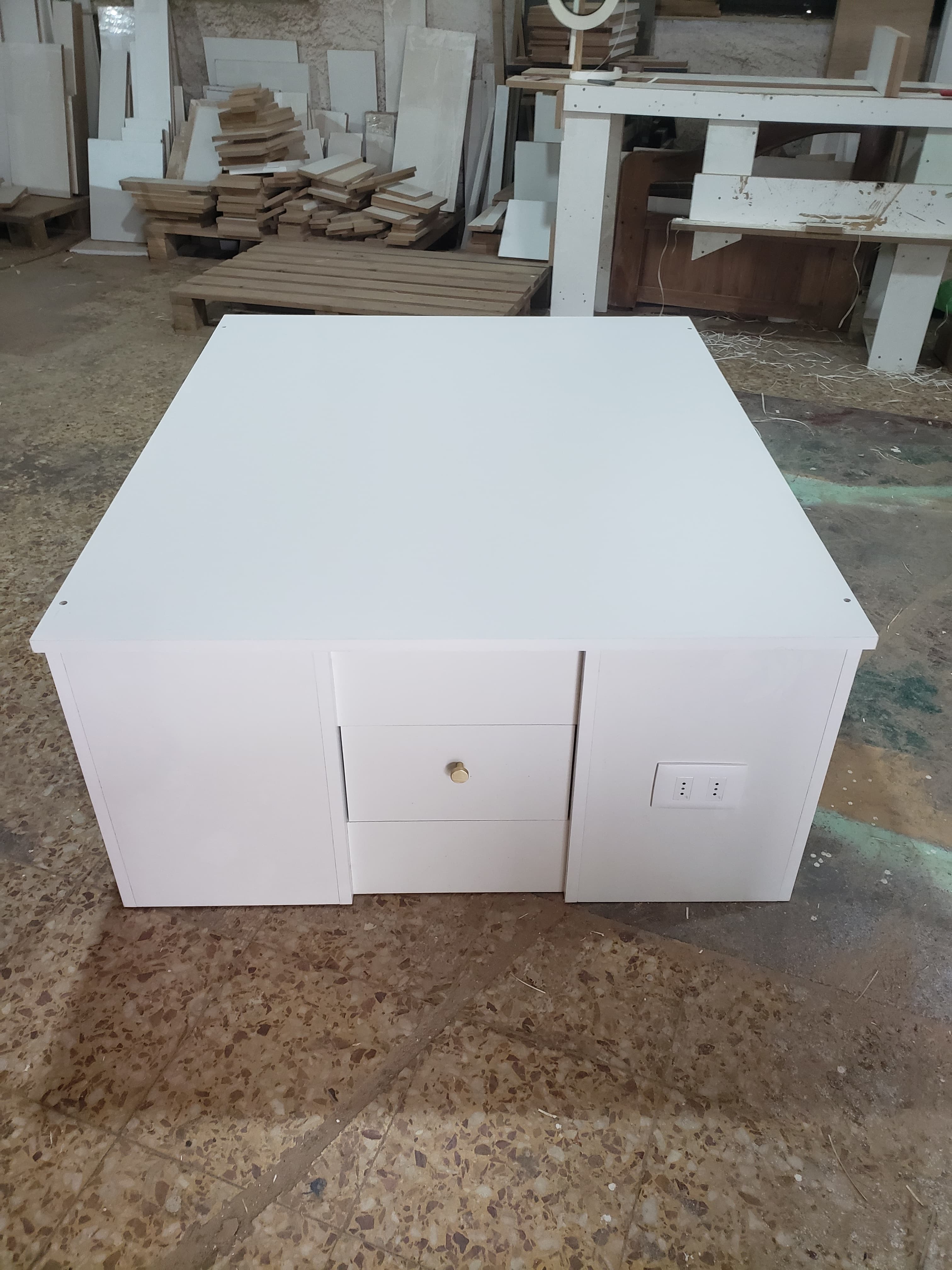 Tarima simple con cajon , enchufe